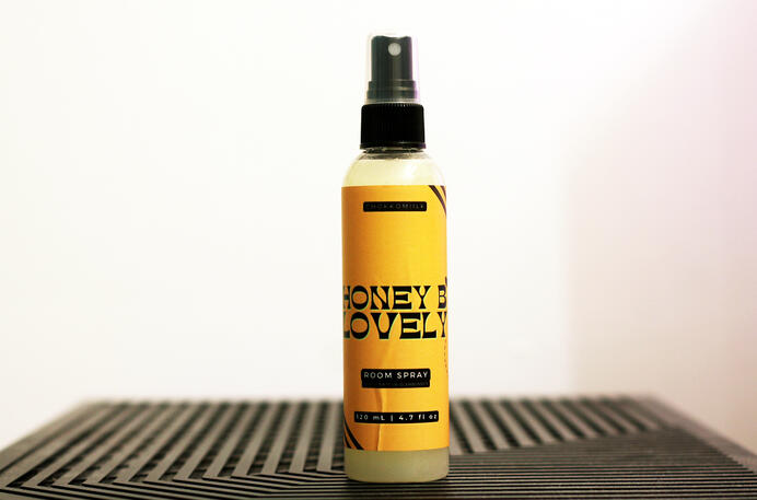 Top: Tangerine Peel, Apricot Nectar, Tangy Apricot Notes Heart: Sugared Rose, Apricot Blooms, Lavender Petals Base: Solar Woods, Sugar Cane, Apricot Wood