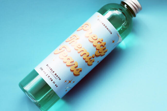 Top: Apple, Grapefruit, Clove Heart: Peony, Rose, Jasmine, Carnation Base: Suede, Amber, Musk